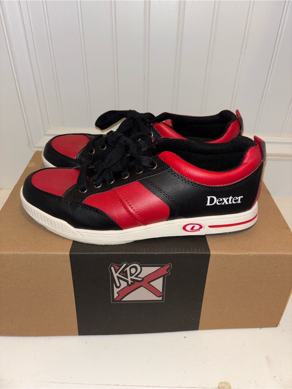 Menโs 8.5 Dexter Red and Black Bowling Shoes